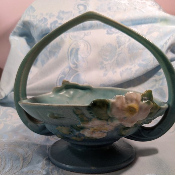 Americana History Vintage Roseville Pottery White Rose On Blue Basket #362-8 - Picture 2 of 10